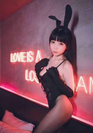 被摄影师摆动作进入自己_BD视频大全